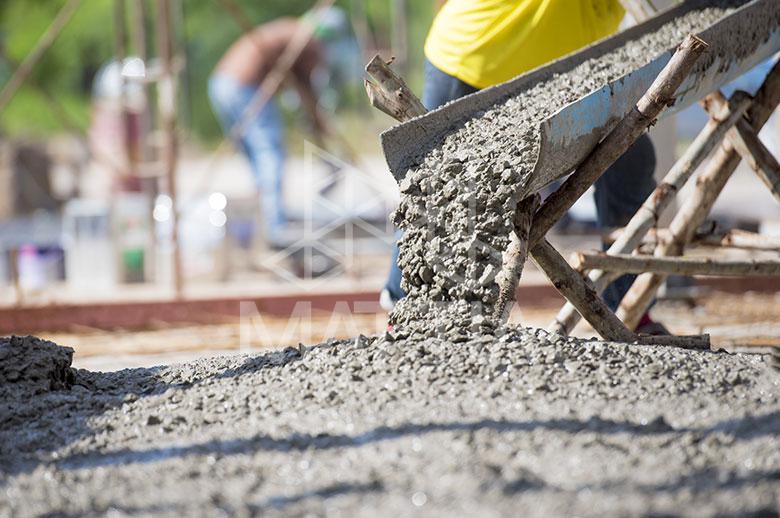 What is the difference between pouring concrete in winter and in summer?